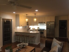 Fridge, microwave, oven, stovetop - Wonderful Home/ sleeps up to 10/3 miles from downtown (Athens)