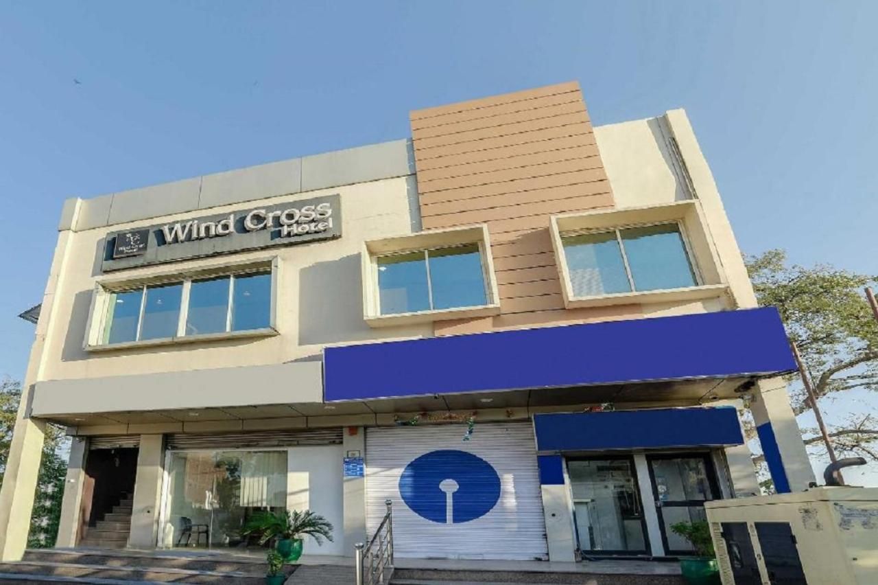 Un edificio de dos pisos con un letrero que dice 'Wind Cross Hotel'.