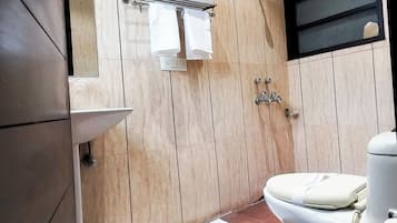 Deluxe Double Room | Bathroom | Shower, free toiletries, towels