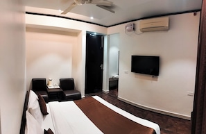 Quarto casal luxo | Escrivaninha, ferros/tábuas de passar roupa, Wi-Fi de cortesia