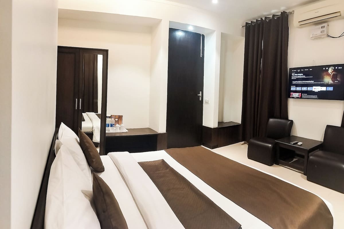 Deluxe Double Room | Desk, iron/ironing board, free WiFi