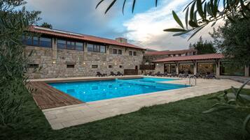 Kolam renang terbuka bermusim