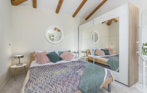 4 bedrooms, desk, free WiFi, bed sheets