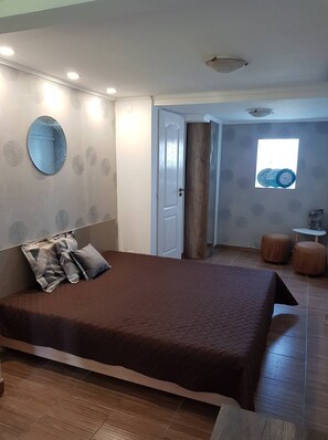 Deluxe Double Room (Brown) | Living room | Flat-screen TV - Airport16 B&B (Vecsés)
