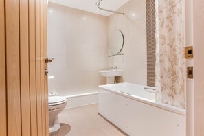 Shower, hair dryer, towels - New Mill Apartments (Newcastle-upon-Tyne)