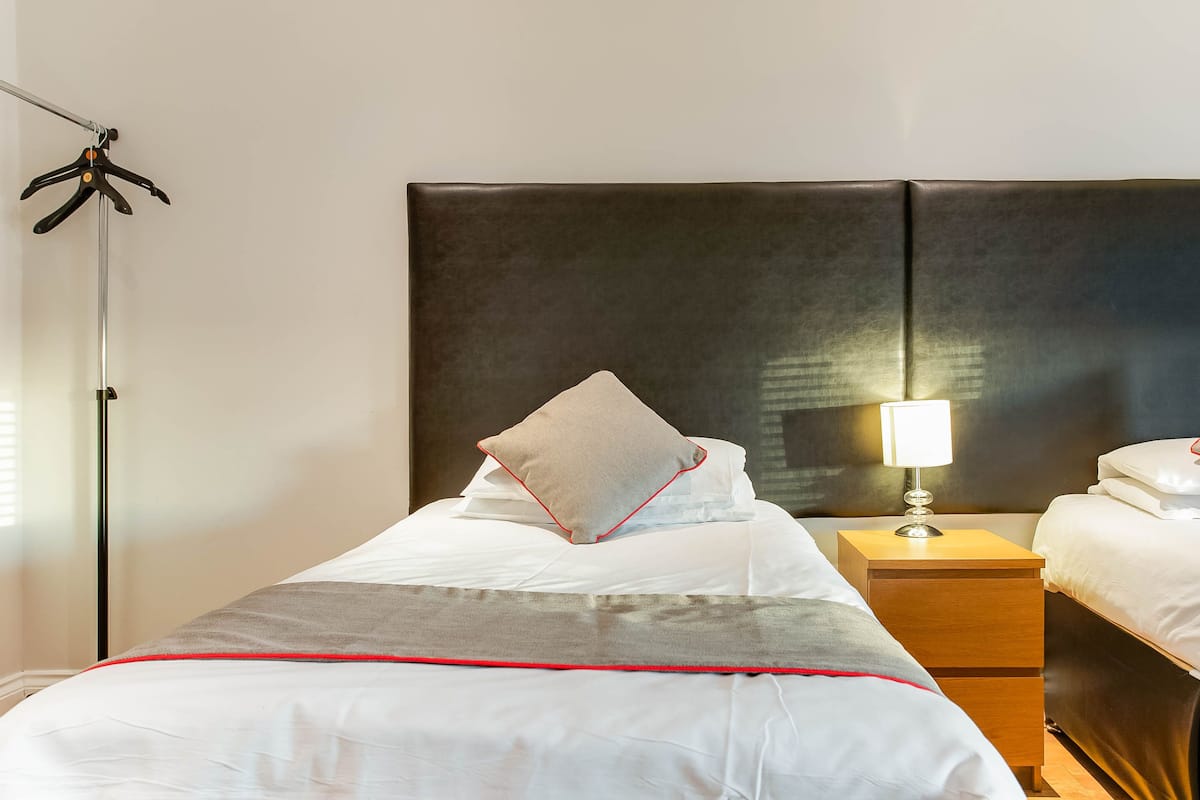 4 habitaciones, tabla de planchar con plancha y wifi gratis