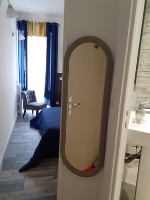 Luxury Room | Individually decorated, individually furnished, desk, laptop workspace - Ludotel (Belley)