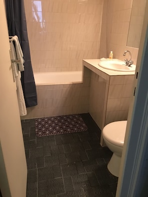Twin Room | Bathroom