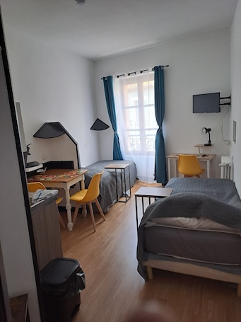 Studio, 2 Twin Beds | Individually decorated, individually furnished, desk, laptop workspace