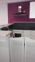 Cafeteira/chaleira, geladeira, micro-ondas, fogão