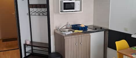 Studio, 2 Twin Beds | Living area | 60-cm LCD TV with digital channels, TV