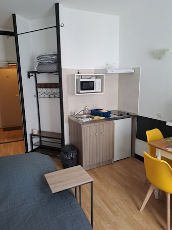 Studio, 2 Twin Beds | Living area | 60-cm LCD TV with digital channels, TV