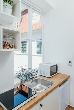 Economy Apartment, 1 Double Bed, Non Smoking, Kitchenette (Old Town Tale 2) | 私人简易厨房 | 冰箱、微波炉、炉灶、茶具/咖啡用具