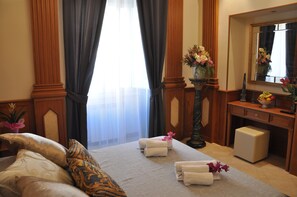 Premium bedding, down comforters, memory foam beds, in-room safe - Rome Imperial Crown (Rome)