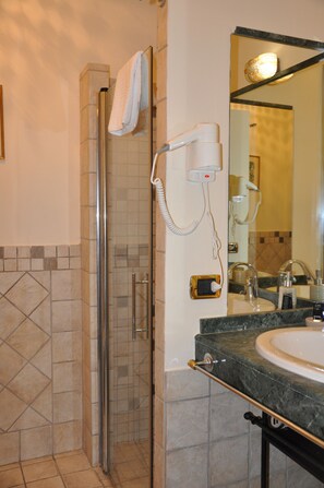 Shower, hydromassage showerhead, free toiletries, hair dryer - Rome Imperial Crown (Rome)