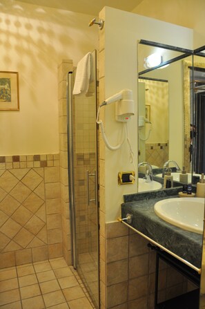 Shower, hydromassage showerhead, free toiletries, hair dryer - Rome Imperial Crown (Rome)