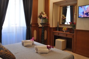 Premium bedding, down comforters, memory foam beds, in-room safe - Rome Imperial Crown (Rome)