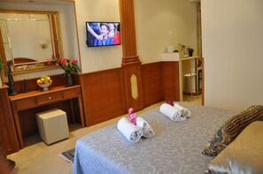 Premium bedding, down comforters, memory foam beds, in-room safe - Rome Imperial Crown (Rome)