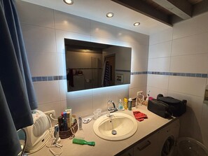 Shower, hair dryer, towels, soap - Comfortable holiday home with sauna (Mirow)
