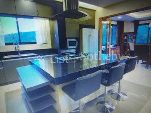 Microondas, lavavajillas, cafetera y tetera y utensilios de cocina 