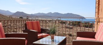 Fantastisk utsikt over fjellene og havet - Mojon Hills, Isla Plana, Spania