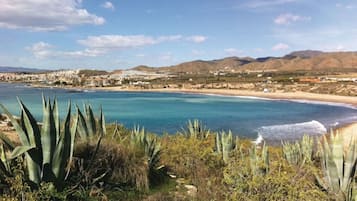 Ligstoelen aan het strand