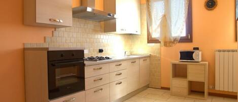 Kühlschrank, Mikrowelle, Herdplatte, Geschirrspüler