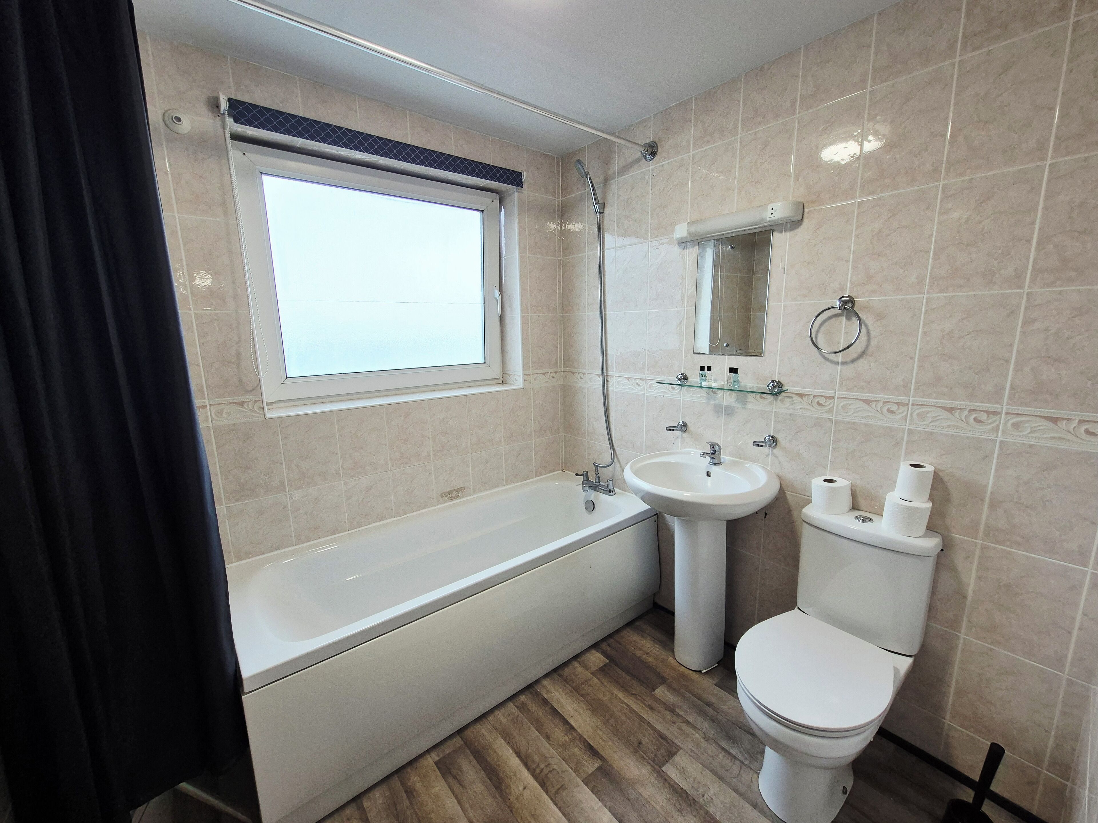 Un baño moderno con bañera, lavabo e inodoro.