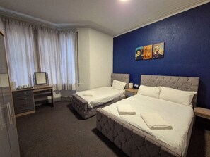 Quarto triplo standard, várias camas | Roupa de cama