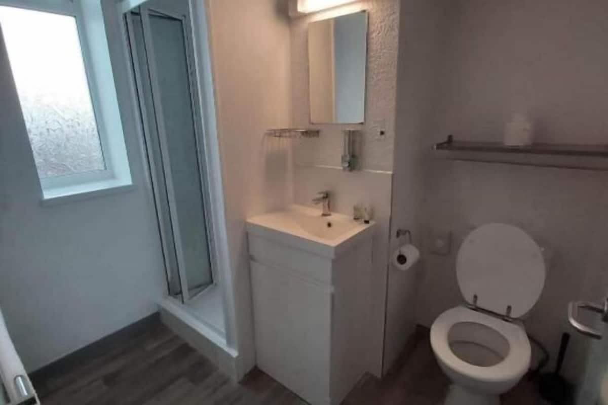 Dusche, kostenlose Toilettenartikel, Handtücher, Seife