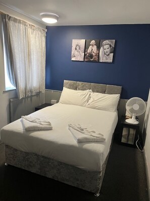 1 bedroom, bed sheets