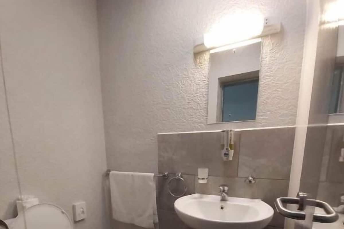Dusche, kostenlose Toilettenartikel, Handtücher, Seife