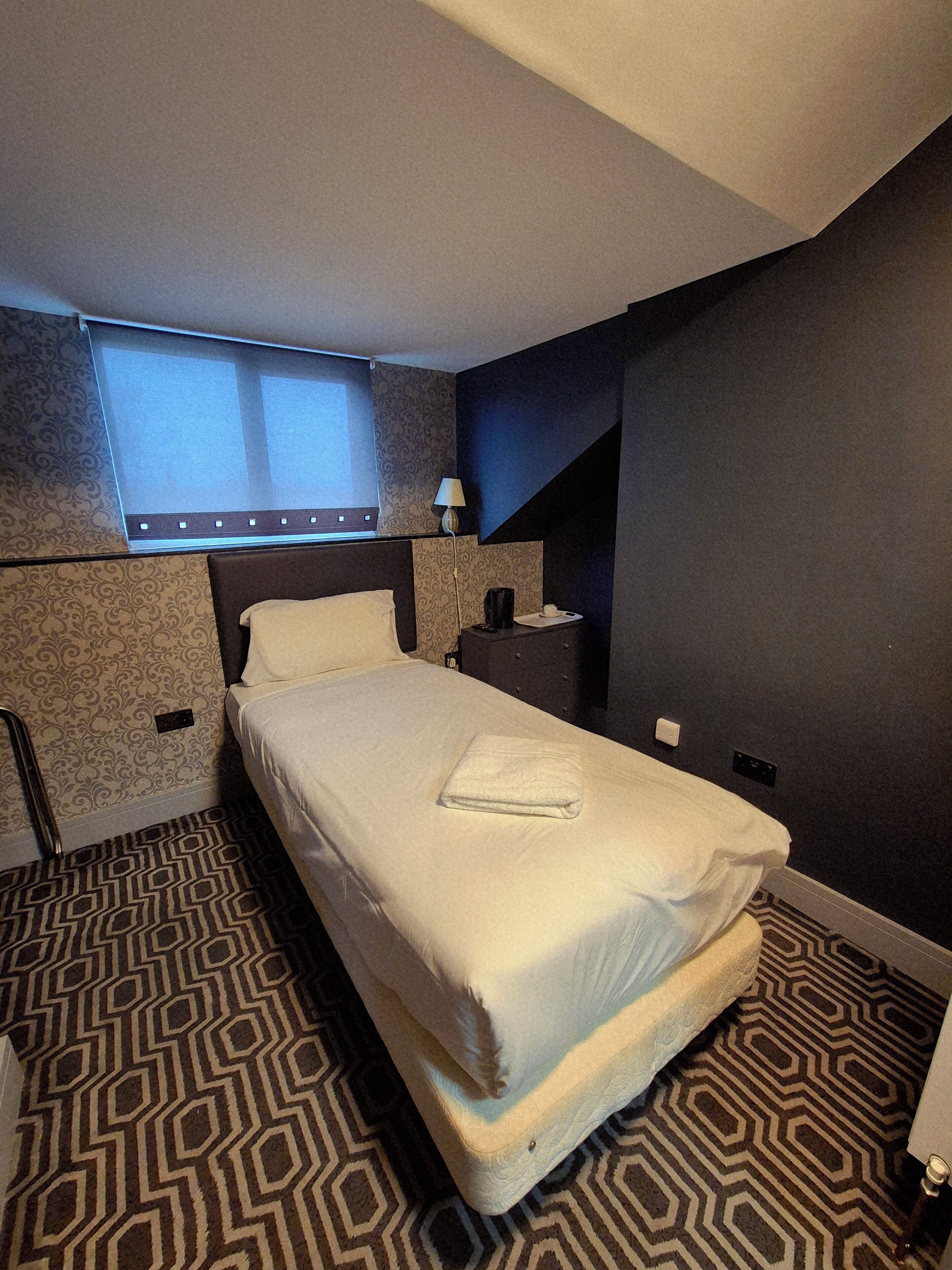 Yhden hengen standard-huone, 1 yhden hengen sänky | Vuodevaatteet