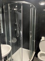 家庭四人房, 多张床 | 浴室 | 淋浴设施、免费洗浴用品、毛巾、肥皂