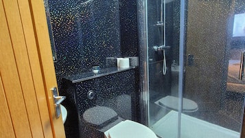 Standaard eenpersoonskamer, 1 eenpersoonsbed | Badkamer | Een douche, gratis toiletartikelen, handdoeken, zeep