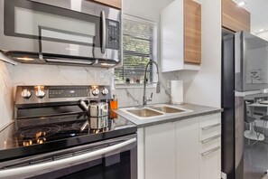 Jääkaappi, mikroaaltouuni, uuni, liesi