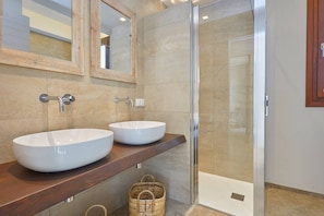 Shower, hair dryer, bidet, towels