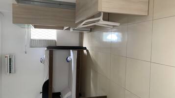 Habitación cuádruple básica | Minibar, caja de seguridad en la habitación y escritorio