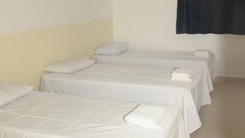 Minibar, caja de seguridad en la habitación y escritorio