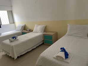 Minibar, in-room safe, desk, iron/ironing board - Pousada universitária (Teresina)