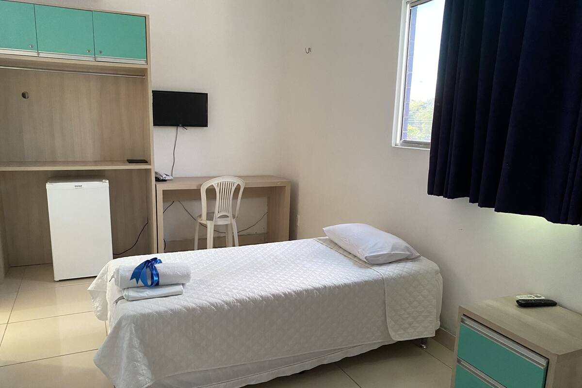 Quarto solteiro básico | Frigobar, cofres nos quartos, escrivaninha