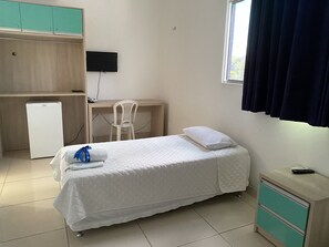 Minibar, caja de seguridad en la habitación y escritorio 