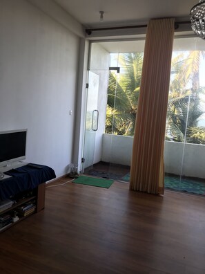 Desk, laptop workspace, blackout curtains, iron/ironing board - Hotel Oceanspray (Wadduwa)