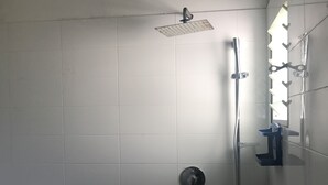 Basic Triple Room | Bathroom shower - Hotel Oceanspray (Wadduwa)