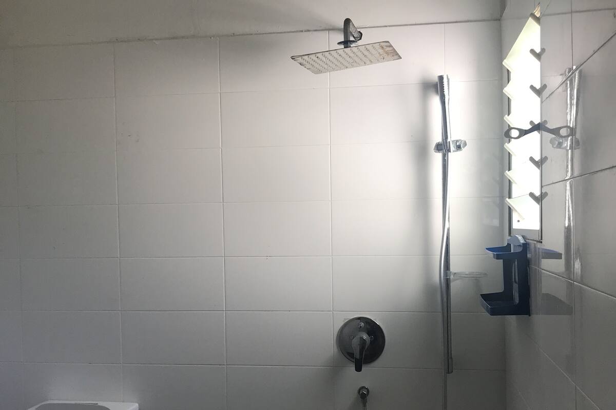 Chambre triple de base | Douche de la salle de bain