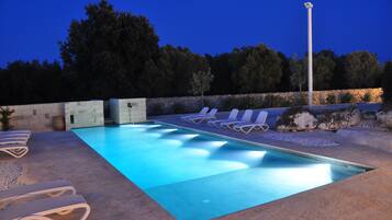 Außenpool, Sonnenschirme, Liegestühle