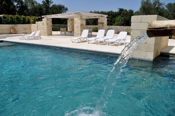 Hồ bơi ngoài trời, dù/ô trên bãi biển/hồ bơi, ghế dài tắm nắng