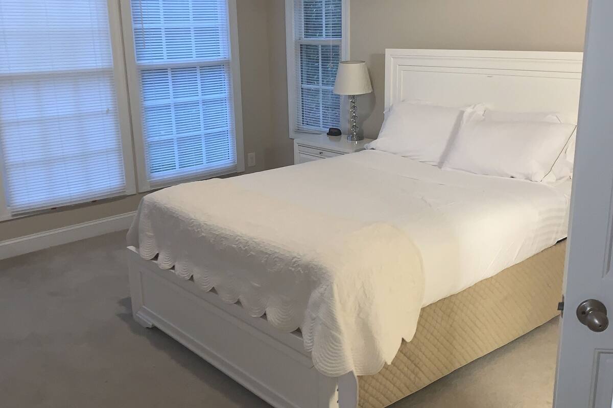 Tabla de planchar con plancha, wifi gratis y ropa de cama