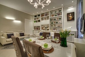 Interior - New Luxury Apartment Duomo View 4 sleeps, 2 bedrooms, 2 bathrooms, AC, WiFi (Firenze)