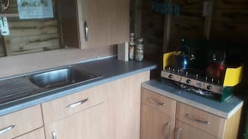 小屋, 2 張加大雙人床 | 私人廚房 | 爐具、電熱水壺、多士爐